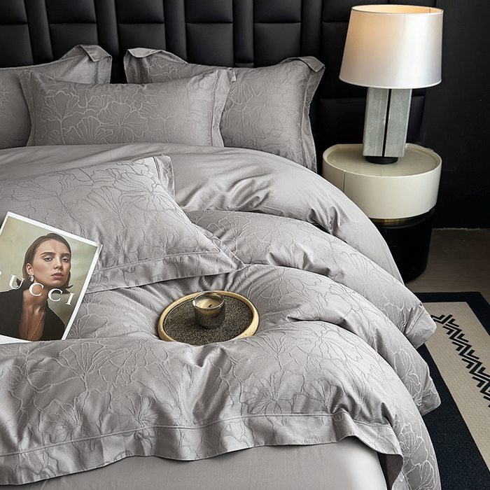 91家纺网 家纺一手货源 找家纺 宏羽纺家纺 2026新款100S长绒棉浮雕提花居家四件套 山间雾-丁香灰