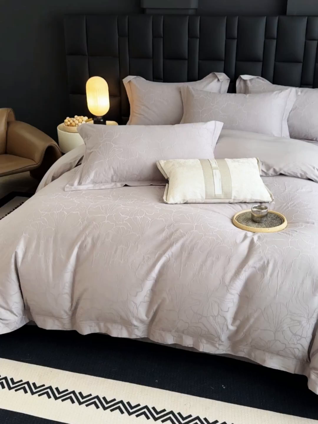 91家纺网 家纺一手货源 找家纺 宏羽纺家纺 2026新款100S长绒棉浮雕提花居家四件套 山间雾-丁香灰