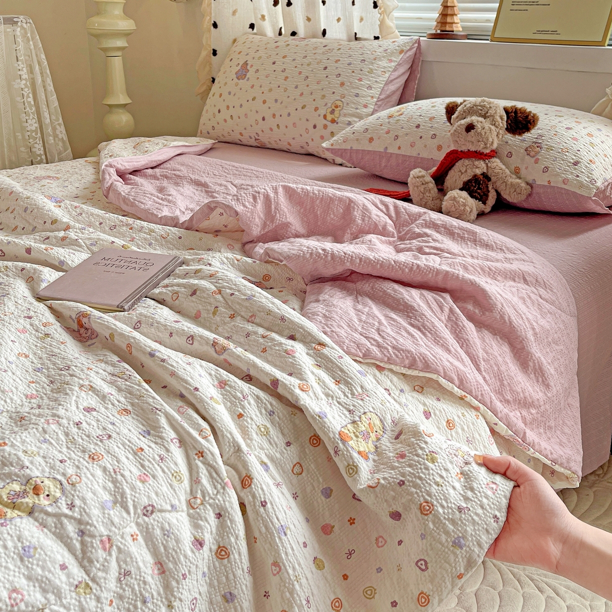 91家纺网 家纺一手货源 找家纺 一比一家纺 2026新款泡芙纱简款夏被四件套 小黄鸭