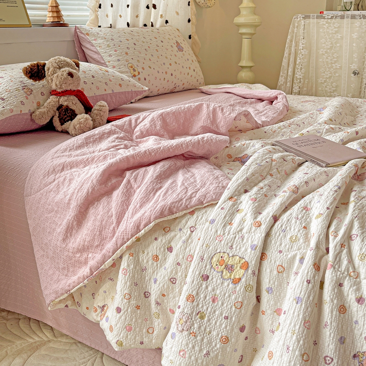 91家纺网 家纺一手货源 找家纺 一比一家纺 2026新款泡芙纱简款夏被四件套 小黄鸭