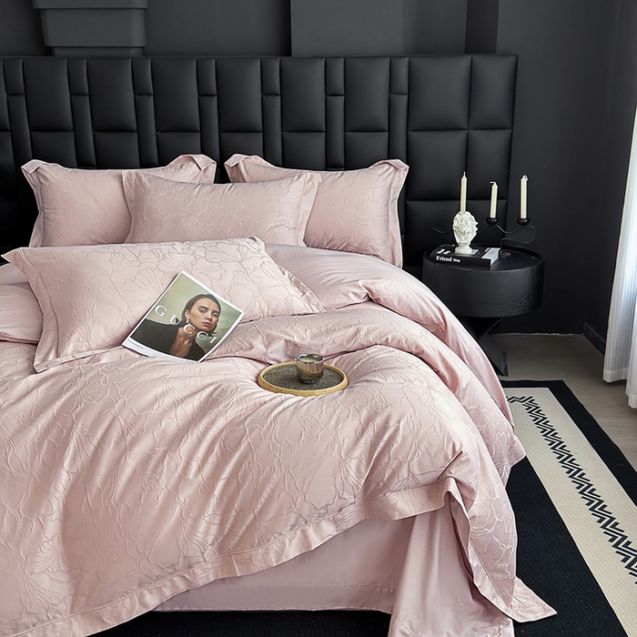 91家纺网 家纺一手货源 找家纺 宏羽纺家纺 2026新款100S长绒棉浮雕提花居家四件套 山间雾-粉金