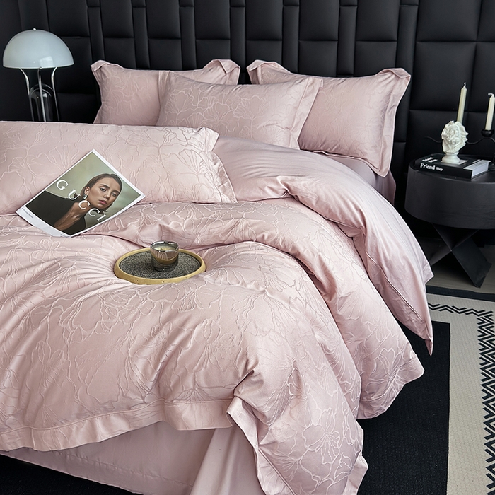 91家纺网 家纺一手货源 找家纺 宏羽纺家纺 2026新款100S长绒棉浮雕提花居家四件套 山间雾-粉金