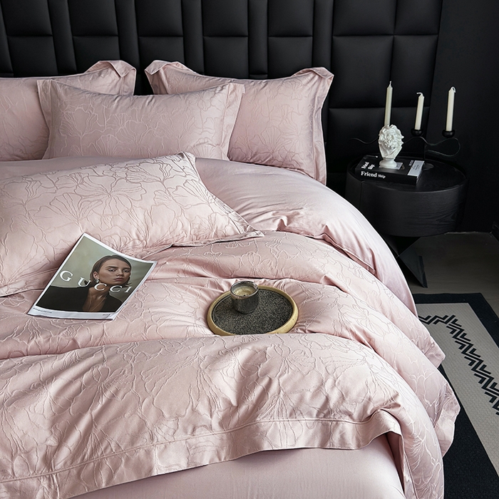 91家纺网 家纺一手货源 找家纺 宏羽纺家纺 2026新款100S长绒棉浮雕提花居家四件套 山间雾-粉金