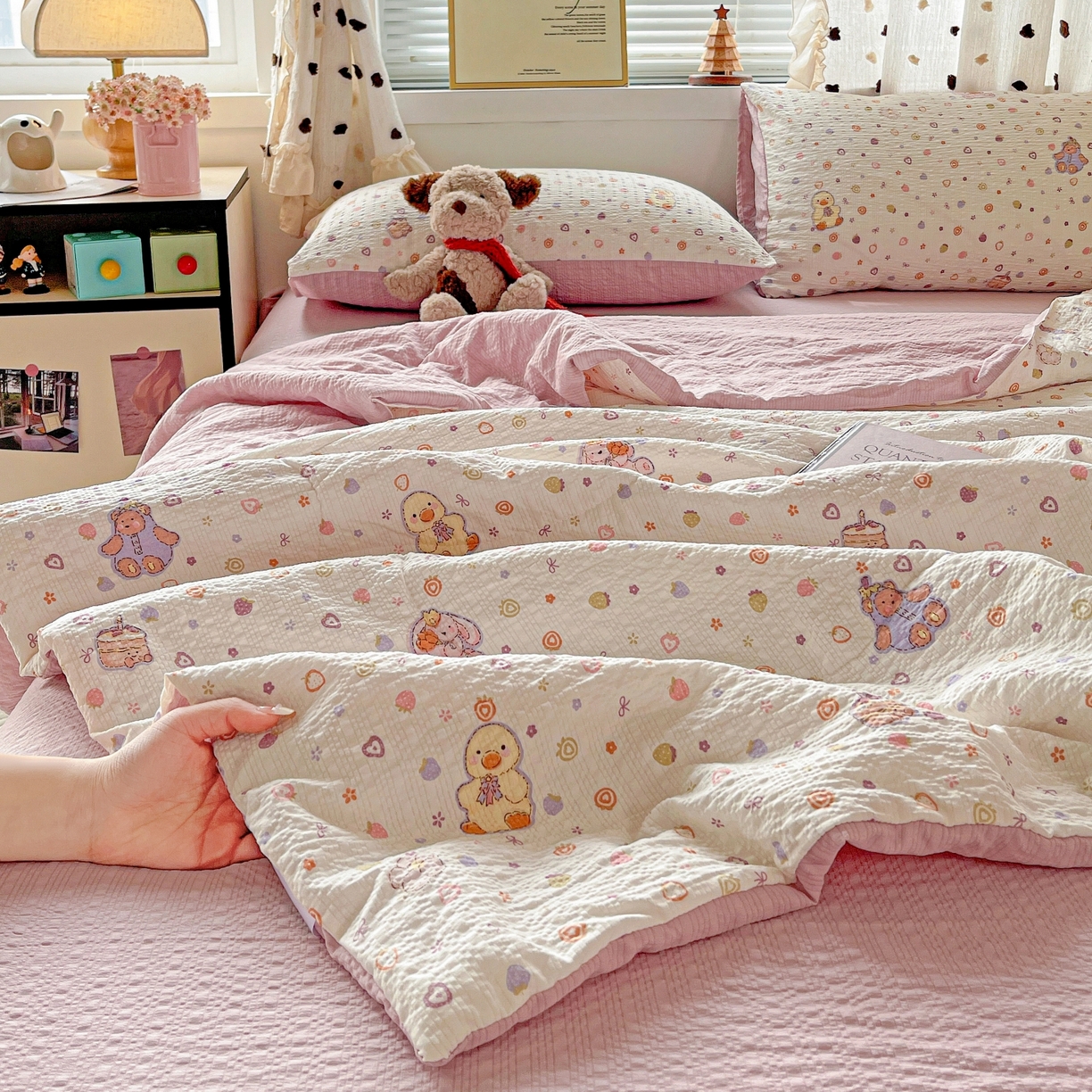 91家纺网 家纺一手货源 找家纺 一比一家纺 2026新款泡芙纱简款夏被四件套 小黄鸭