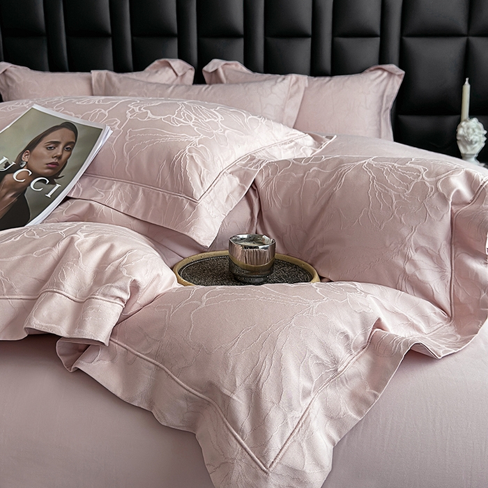 91家纺网 家纺一手货源 找家纺 宏羽纺家纺 2026新款100S长绒棉浮雕提花居家四件套 山间雾-粉金