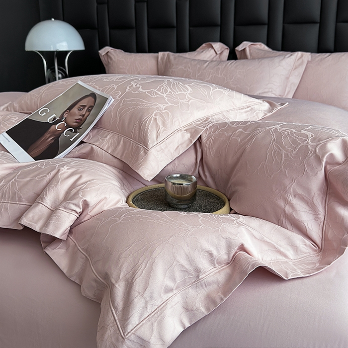 91家纺网 家纺一手货源 找家纺 宏羽纺家纺 2026新款100S长绒棉浮雕提花居家四件套 山间雾-粉金