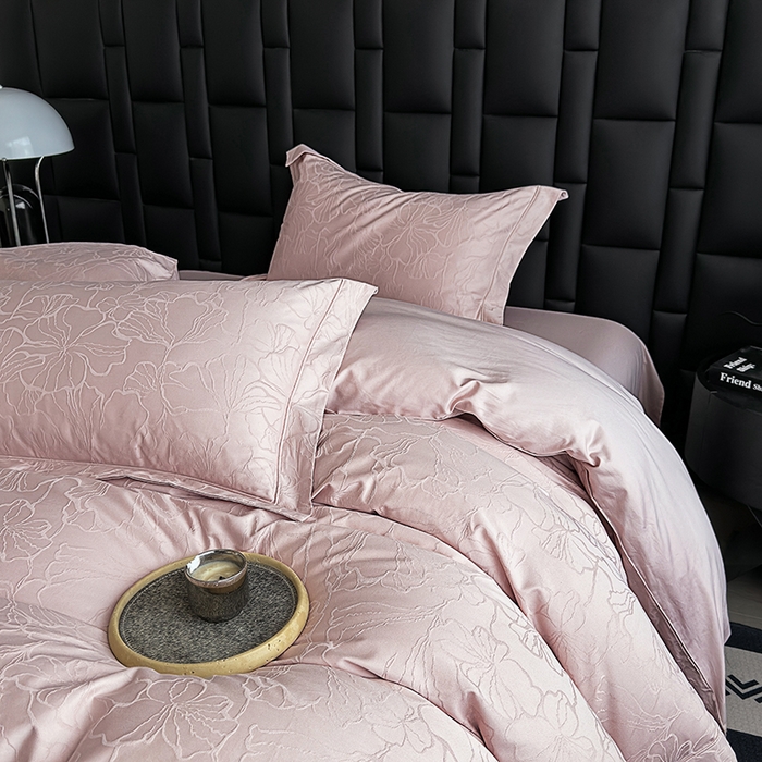 91家纺网 家纺一手货源 找家纺 宏羽纺家纺 2026新款100S长绒棉浮雕提花居家四件套 山间雾-粉金