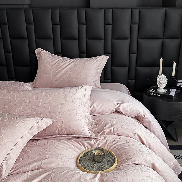 91家纺网 家纺一手货源 找家纺 宏羽纺家纺 2026新款100S长绒棉浮雕提花居家四件套 山间雾-粉金