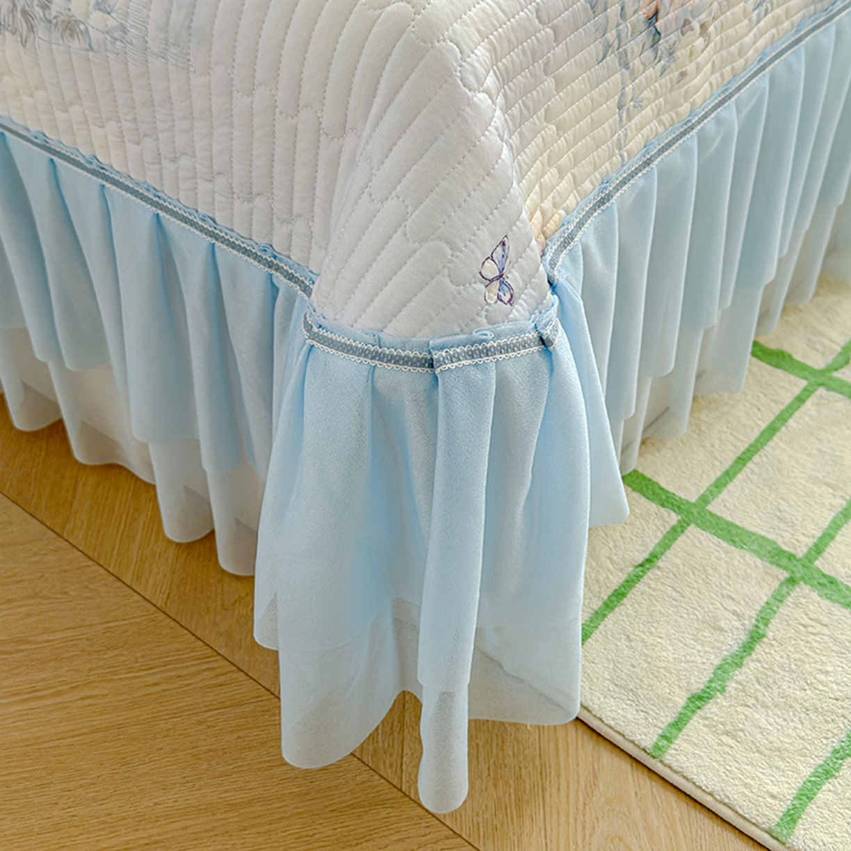 91家纺网 家纺一手货源 找家纺 冬然家纺 2026新款锦氨凉感丝数码印花工艺云感纱花边凉席席子 春风里蓝