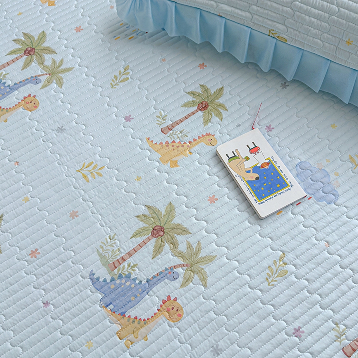 91家纺网 家纺一手货源 找家纺 冬然家纺 2026新款锦氨凉感丝数码印花工艺云感纱花边凉席席子 恐龙乐园