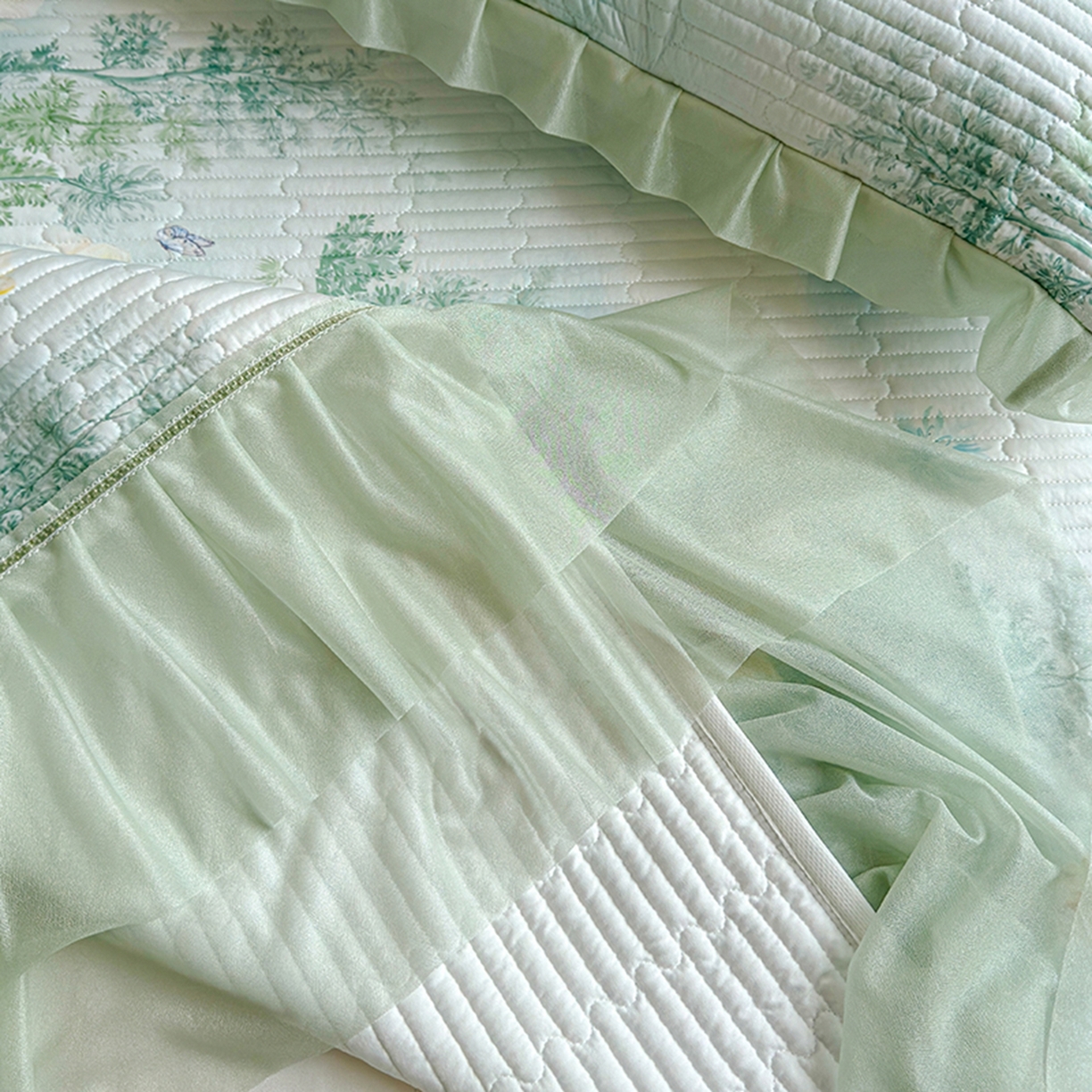 91家纺网 家纺一手货源 找家纺 冬然家纺 2026新款锦氨凉感丝数码印花工艺云感纱花边凉席席子 春风里绿