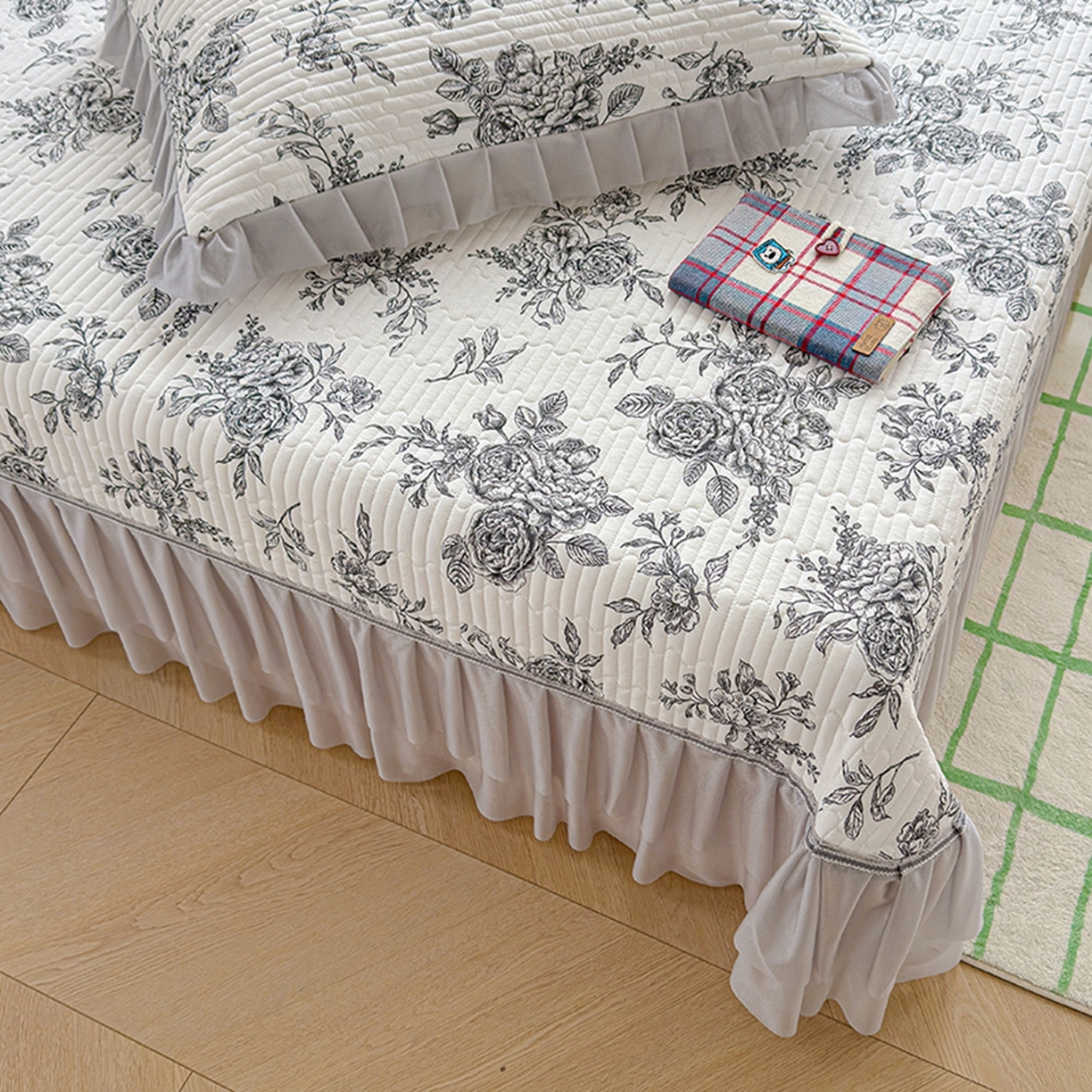 91家纺网 家纺一手货源 找家纺 冬然家纺 2026新款锦氨凉感丝数码印花工艺云感纱花边凉席席子 素颜花絮