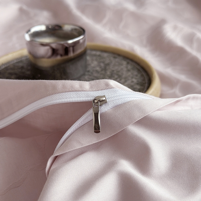 91家纺网 家纺一手货源 找家纺 宏羽纺家纺 2026新款100S长绒棉浮雕提花居家四件套 山间雾-粉金