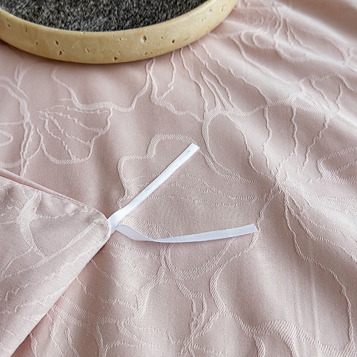 91家纺网 家纺一手货源 找家纺 宏羽纺家纺 2026新款100S长绒棉浮雕提花居家四件套 山间雾-粉金