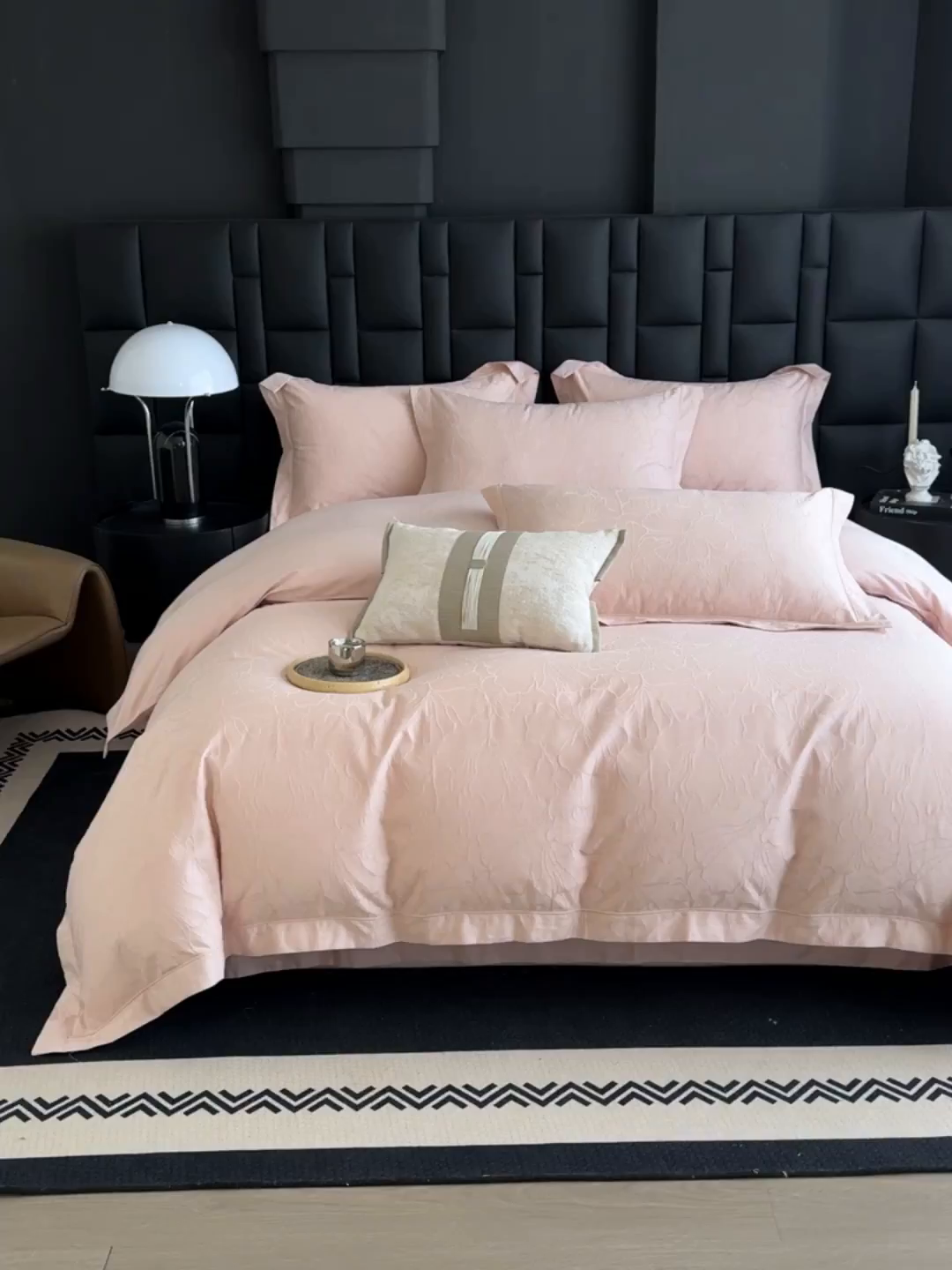 91家纺网 家纺一手货源 找家纺 宏羽纺家纺 2026新款100S长绒棉浮雕提花居家四件套 山间雾-粉金