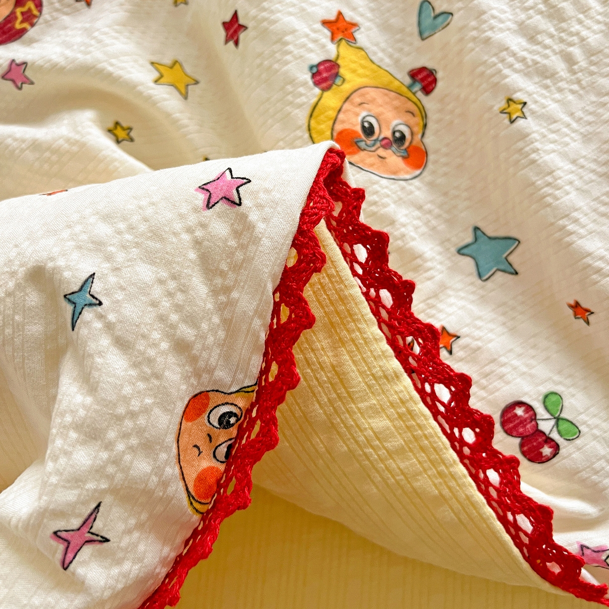 91家纺网 家纺一手货源 找家纺 恒尚居 2026新款A类泡芙纱贝壳边夏被四套件空调被三角针绣边夏被夏被四件套 【奶黄星星人】小花边