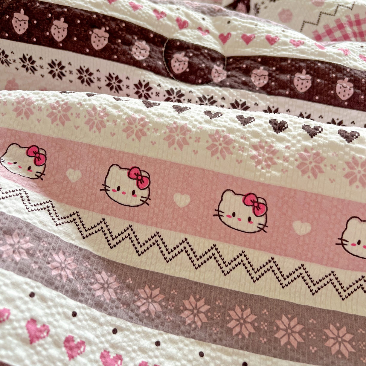 91家纺网 家纺一手货源 找家纺 恒尚居 2026新款A类泡芙纱贝壳边夏被四套件空调被三角针绣边夏被夏被四件套 【粉糖泡泡猫】小花边