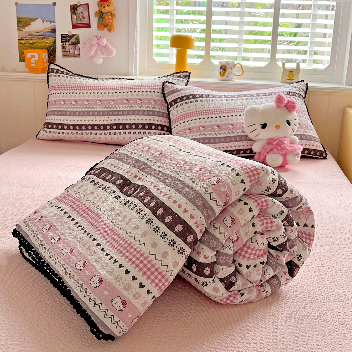 91家纺网 家纺一手货源 找家纺 恒尚居 2026新款A类泡芙纱贝壳边夏被四套件空调被三角针绣边夏被夏被四件套 【粉糖泡泡猫】小花边