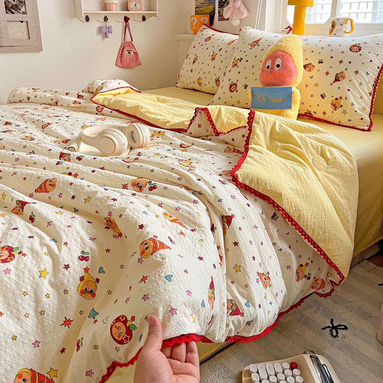 91家纺网 家纺一手货源 找家纺 恒尚居 2026新款A类泡芙纱贝壳边夏被四套件空调被三角针绣边夏被夏被四件套 【奶黄星星人】小花边