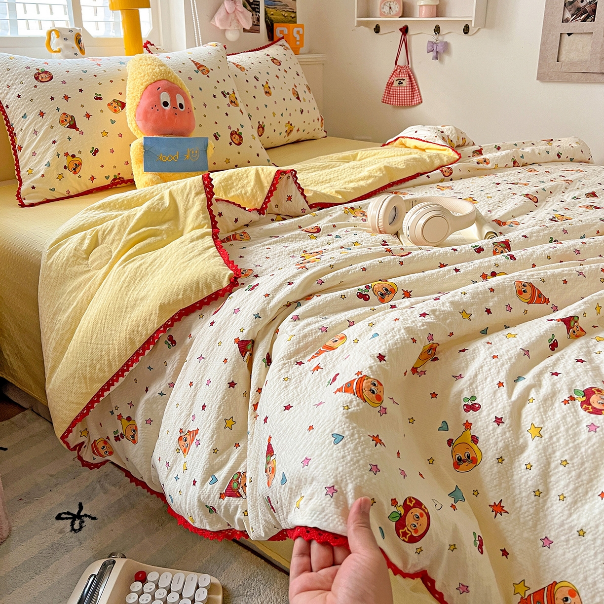 91家纺网 家纺一手货源 找家纺 恒尚居 2026新款A类泡芙纱贝壳边夏被四套件空调被三角针绣边夏被夏被四件套 【奶黄星星人】小花边