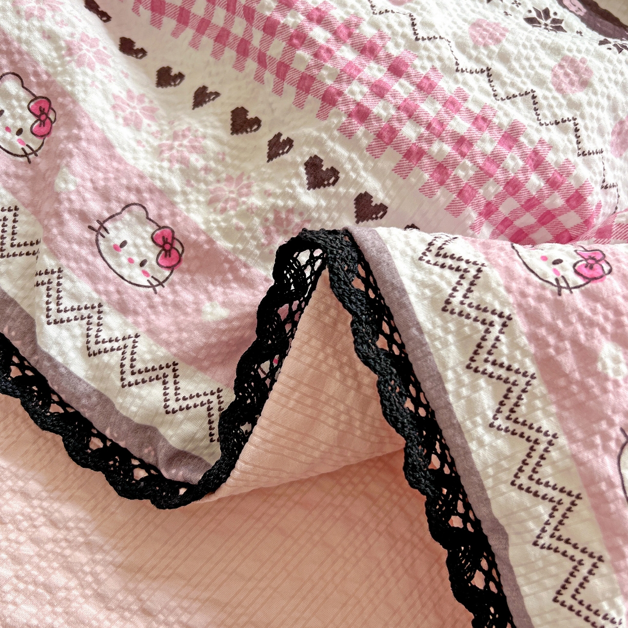 91家纺网 家纺一手货源 找家纺 恒尚居 2026新款A类泡芙纱贝壳边夏被四套件空调被三角针绣边夏被夏被四件套 【粉糖泡泡猫】小花边