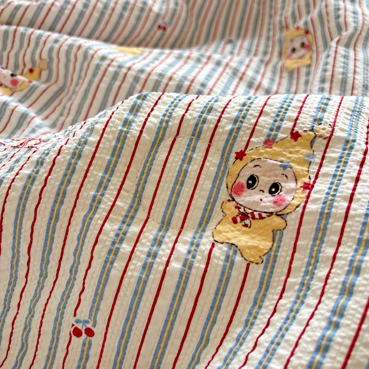 91家纺网 家纺一手货源 找家纺 恒尚居 2026新款A类泡芙纱贝壳边夏被四套件空调被三角针绣边夏被夏被四件套 【阳光条纹】小花边