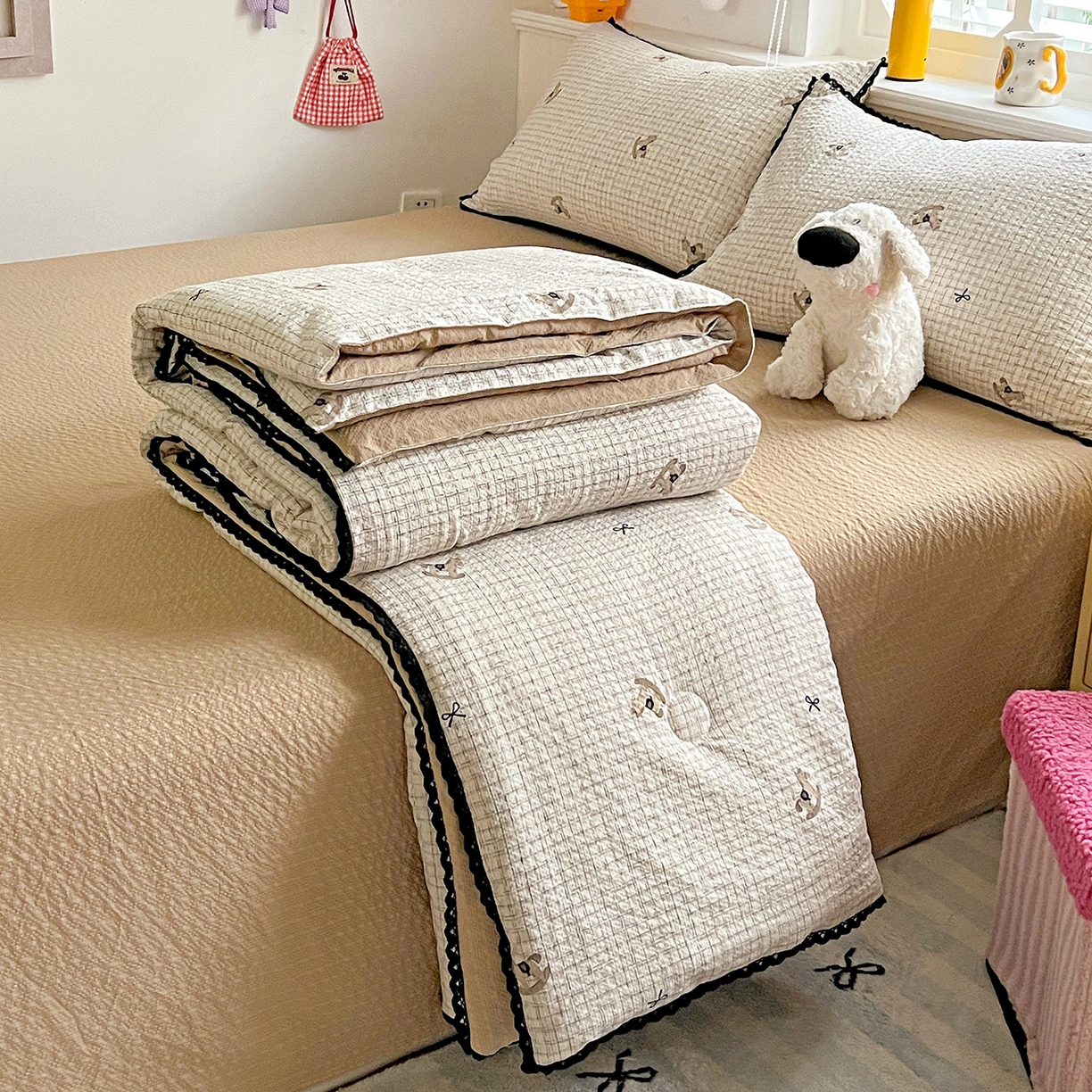 91家纺网 家纺一手货源 找家纺 恒尚居 2026新款A类泡芙纱贝壳边夏被四套件空调被三角针绣边夏被夏被四件套 【细格木马】小花边