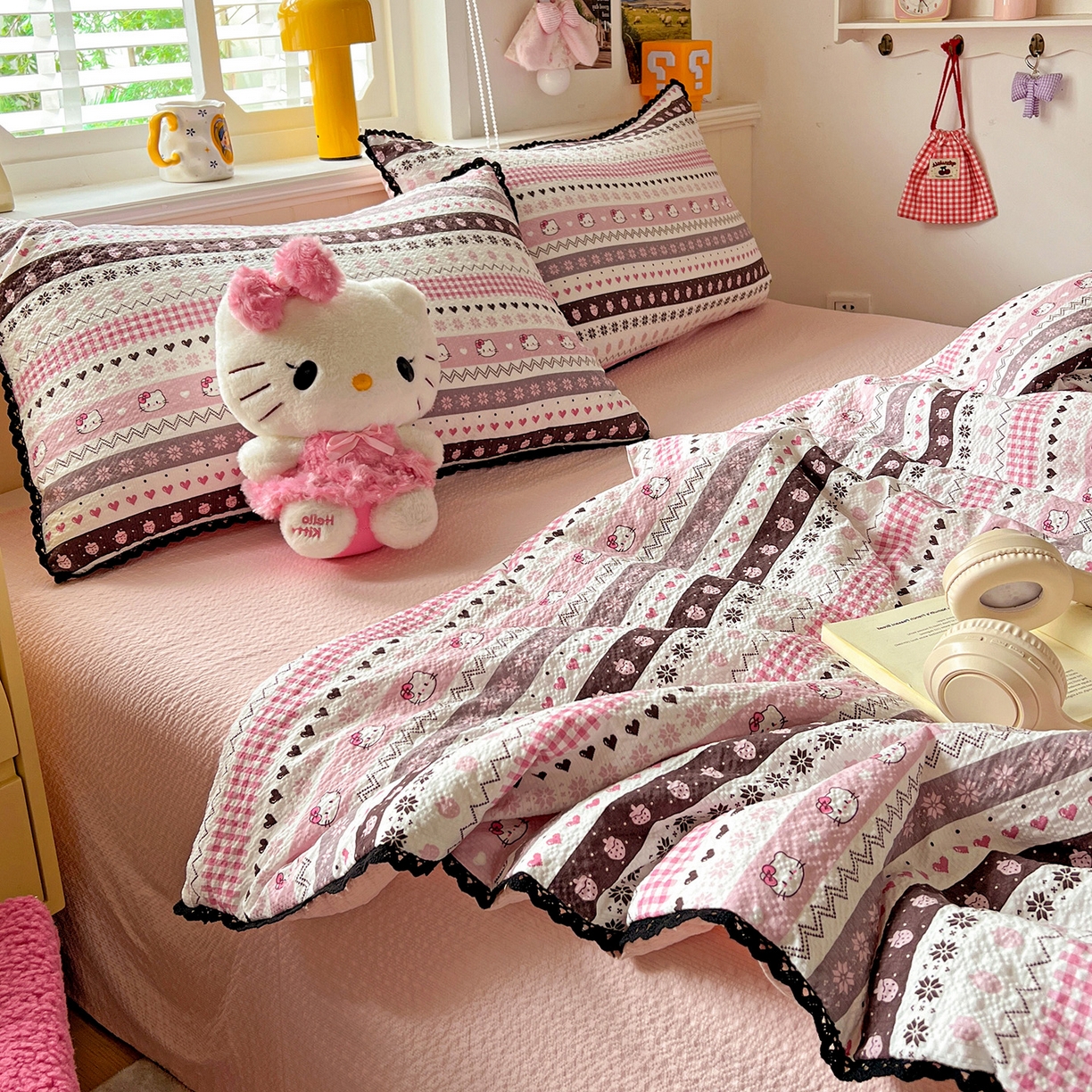 91家纺网 家纺一手货源 找家纺 恒尚居 2026新款A类泡芙纱贝壳边夏被四套件空调被三角针绣边夏被夏被四件套 【粉糖泡泡猫】小花边