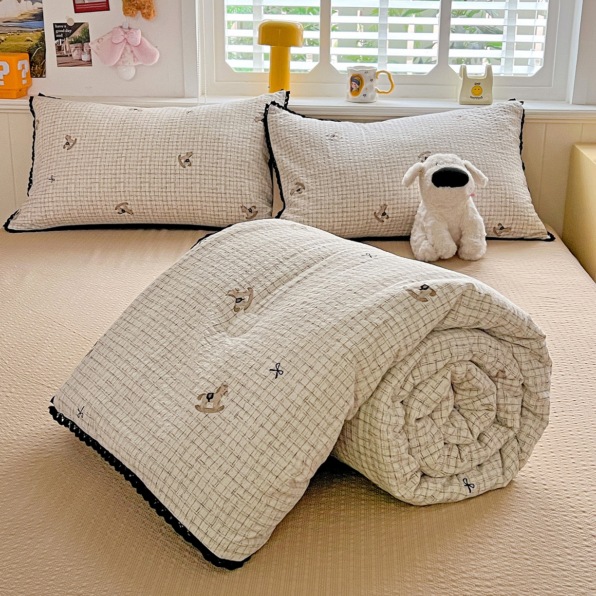 91家纺网 家纺一手货源 找家纺 恒尚居 2026新款A类泡芙纱贝壳边夏被四套件空调被三角针绣边夏被夏被四件套 【细格木马】小花边