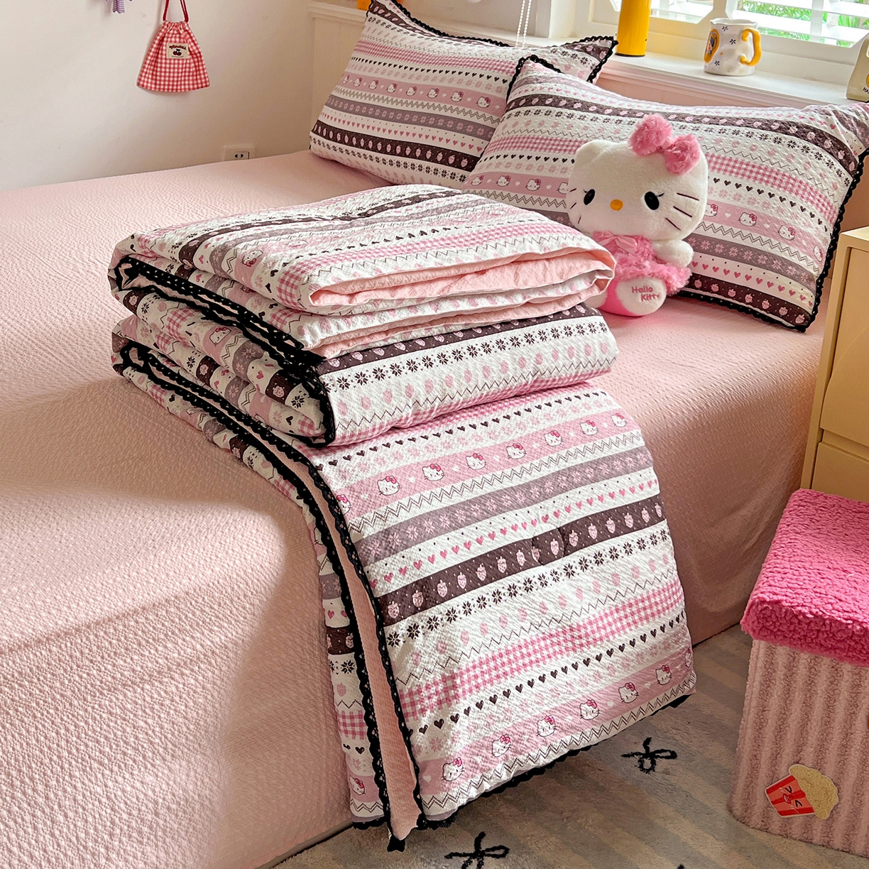 91家纺网 家纺一手货源 找家纺 恒尚居 2026新款A类泡芙纱贝壳边夏被四套件空调被三角针绣边夏被夏被四件套 【粉糖泡泡猫】小花边