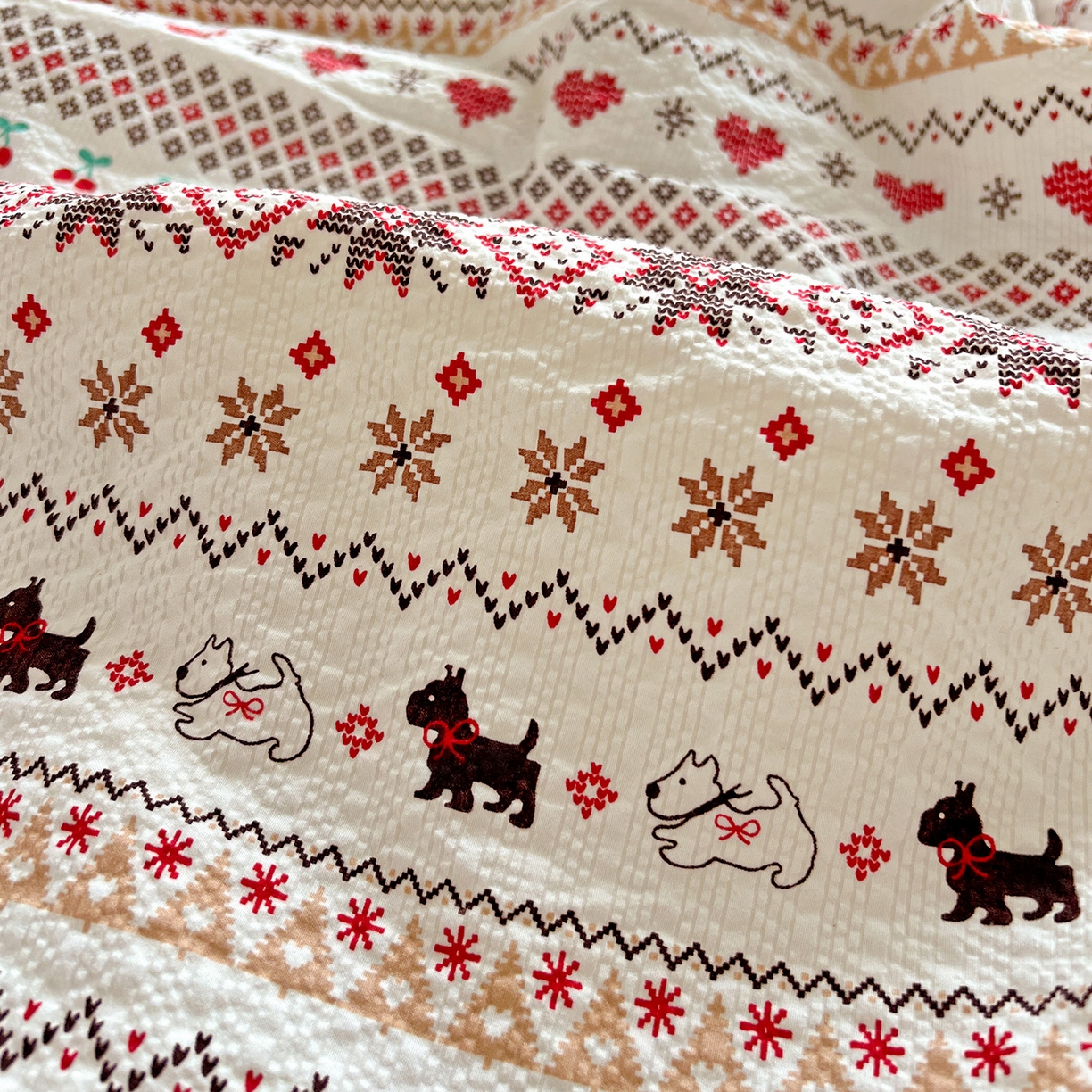 91家纺网 家纺一手货源 找家纺 恒尚居 2026新款A类泡芙纱贝壳边夏被四套件空调被三角针绣边夏被夏被四件套 【费尔岛小狗】小花边