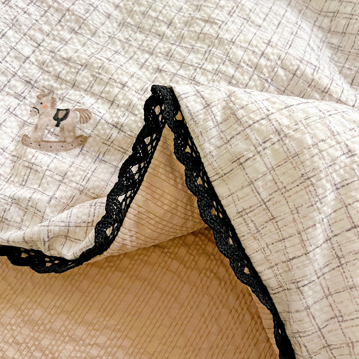 91家纺网 家纺一手货源 找家纺 恒尚居 2026新款A类泡芙纱贝壳边夏被四套件空调被三角针绣边夏被夏被四件套 【细格木马】小花边