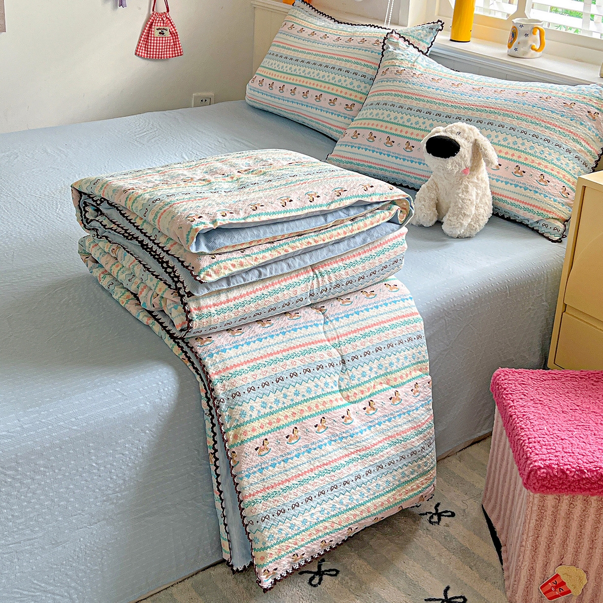 91家纺网 家纺一手货源 找家纺 恒尚居 2026新款A类泡芙纱贝壳边夏被四套件空调被三角针绣边夏被夏被四件套 【彩虹木马】小花边