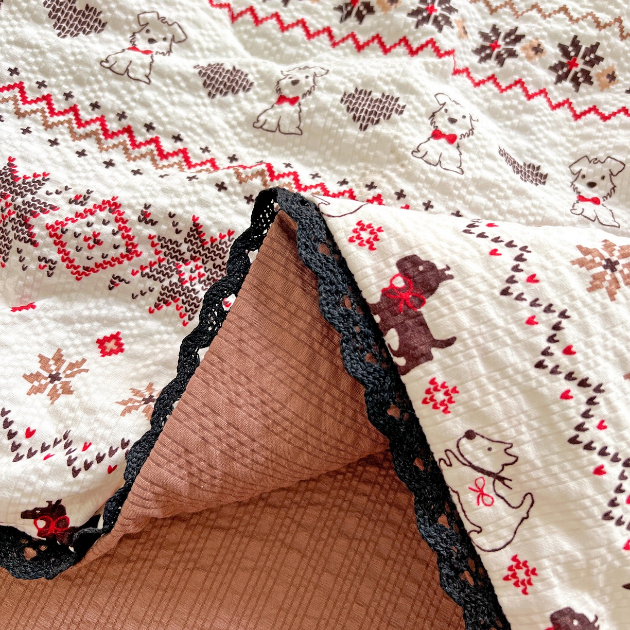 91家纺网 家纺一手货源 找家纺 恒尚居 2026新款A类泡芙纱贝壳边夏被四套件空调被三角针绣边夏被夏被四件套 【费尔岛小狗】小花边