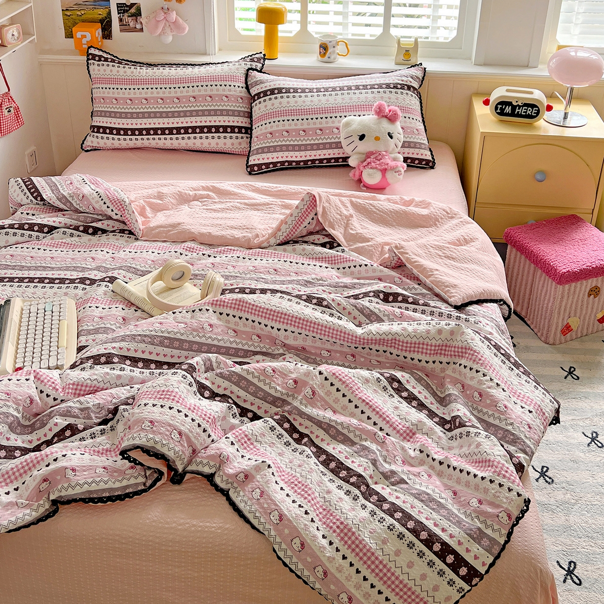 91家纺网 家纺一手货源 找家纺 恒尚居 2026新款A类泡芙纱贝壳边夏被四套件空调被三角针绣边夏被夏被四件套 【粉糖泡泡猫】小花边