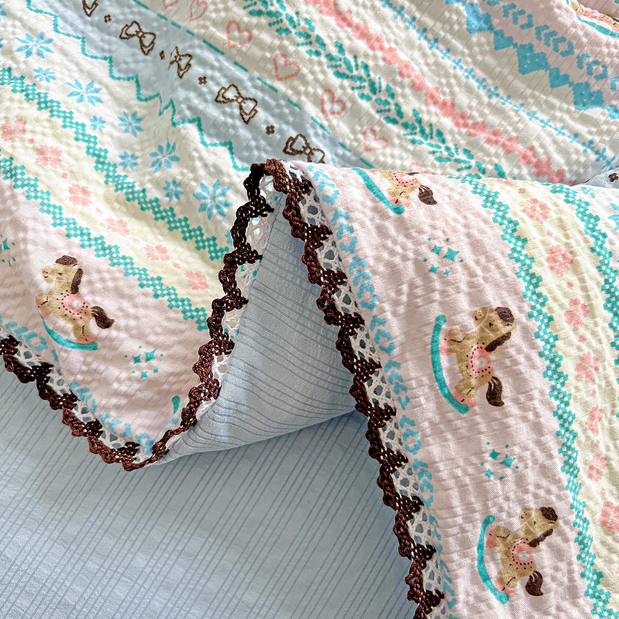 91家纺网 家纺一手货源 找家纺 恒尚居 2026新款A类泡芙纱贝壳边夏被四套件空调被三角针绣边夏被夏被四件套 【彩虹木马】小花边