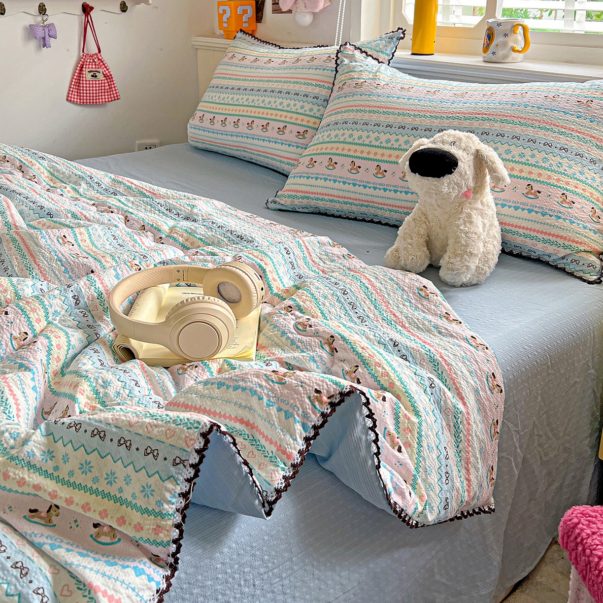 91家纺网 家纺一手货源 找家纺 恒尚居 2026新款A类泡芙纱贝壳边夏被四套件空调被三角针绣边夏被夏被四件套 【彩虹木马】小花边