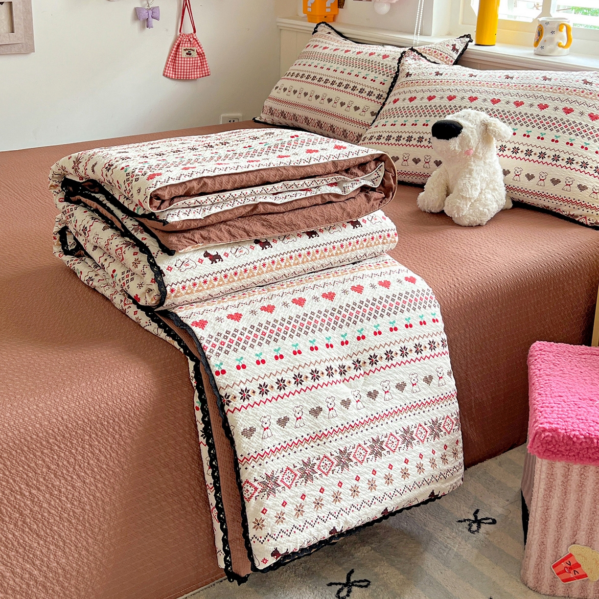 91家纺网 家纺一手货源 找家纺 恒尚居 2026新款A类泡芙纱贝壳边夏被四套件空调被三角针绣边夏被夏被四件套 【费尔岛小狗】小花边