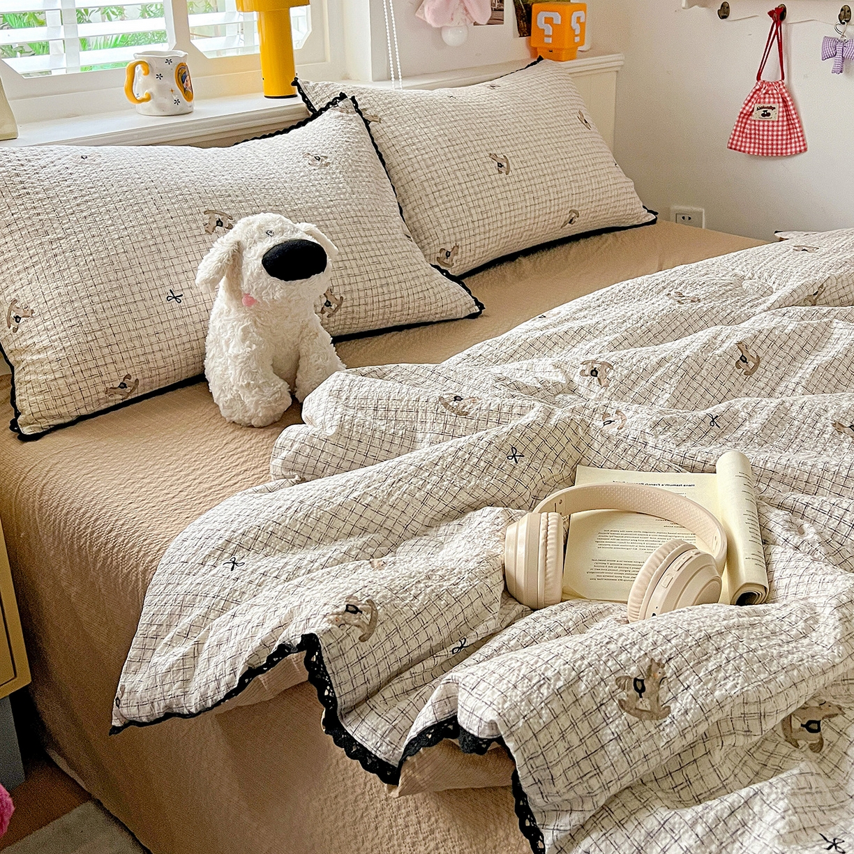 91家纺网 家纺一手货源 找家纺 恒尚居 2026新款A类泡芙纱贝壳边夏被四套件空调被三角针绣边夏被夏被四件套 【细格木马】小花边