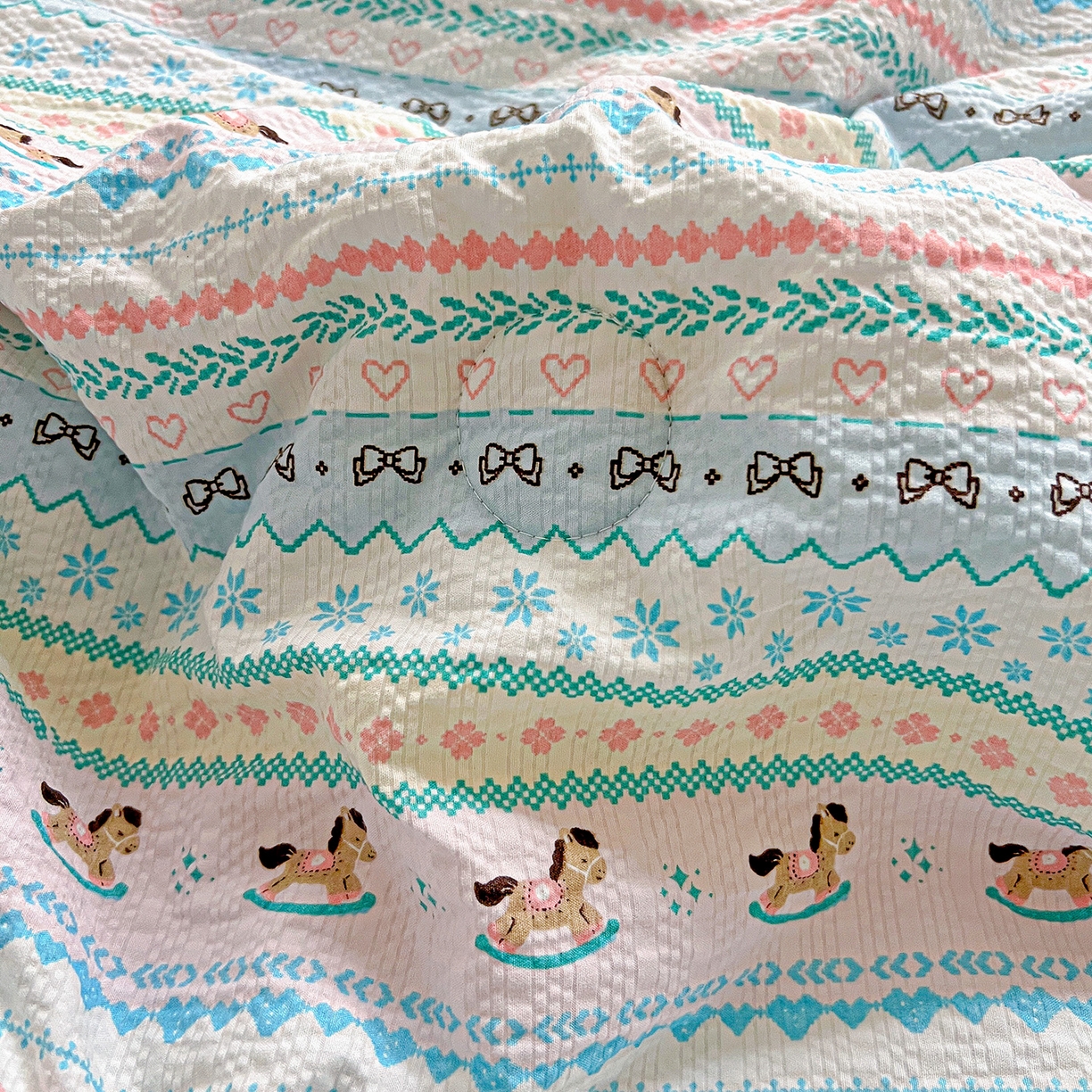 91家纺网 家纺一手货源 找家纺 恒尚居 2026新款A类泡芙纱贝壳边夏被四套件空调被三角针绣边夏被夏被四件套 【彩虹木马】小花边