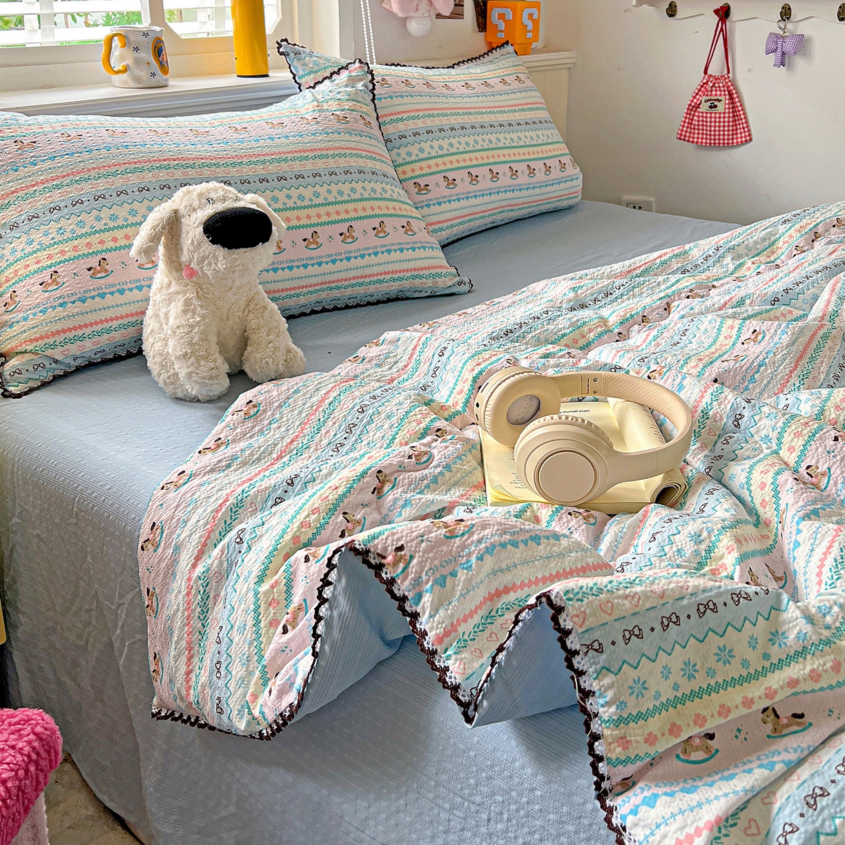 91家纺网 家纺一手货源 找家纺 恒尚居 2026新款A类泡芙纱贝壳边夏被四套件空调被三角针绣边夏被夏被四件套 【彩虹木马】小花边