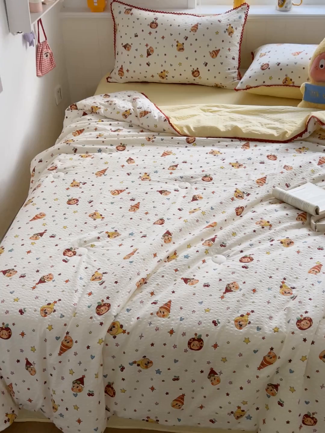 91家纺网 家纺一手货源 找家纺 恒尚居 2026新款A类泡芙纱贝壳边夏被四套件空调被三角针绣边夏被夏被四件套 【奶黄星星人】小花边