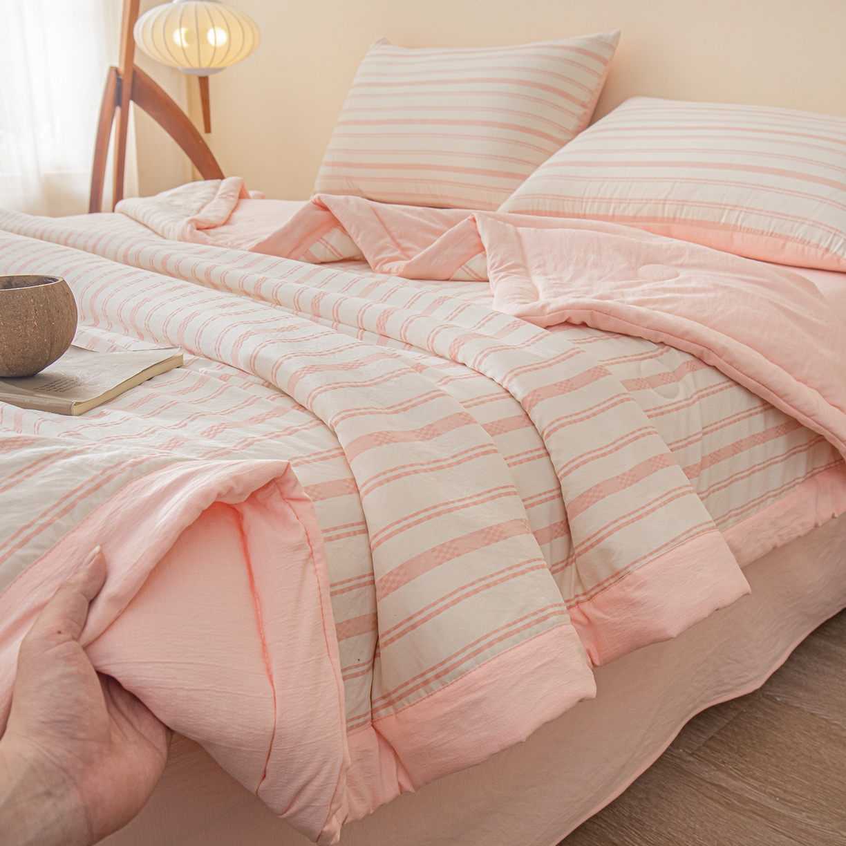 91家纺网 家纺一手货源 找家纺 江暮云家纺 2026新款色织提花新疆棉花夏被空调被 织韵-粉