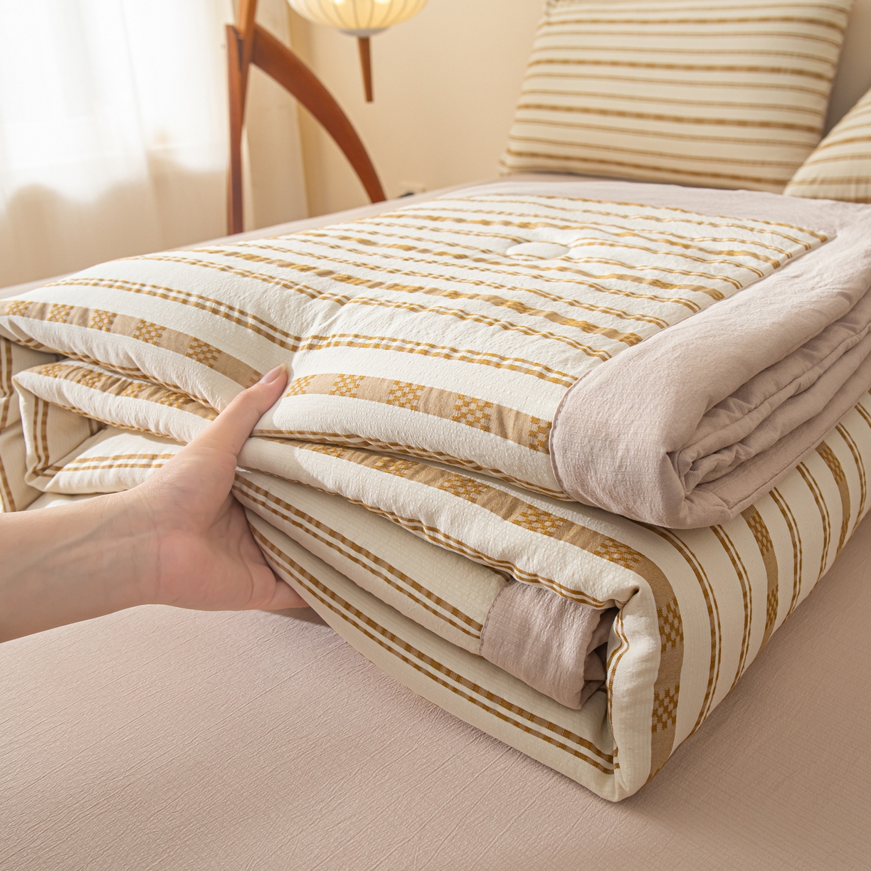 91家纺网 家纺一手货源 找家纺 江暮云家纺 2026新款色织提花新疆棉花夏被空调被 织韵-咖