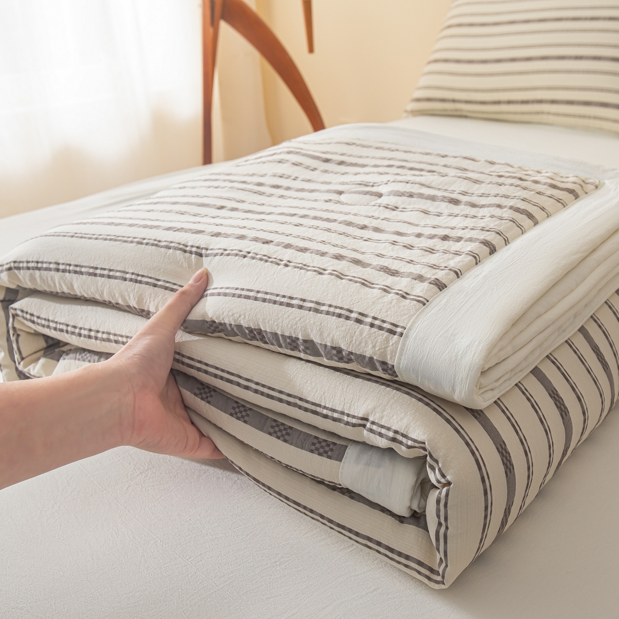 91家纺网 家纺一手货源 找家纺 江暮云家纺 2026新款色织提花新疆棉花夏被空调被 织韵-灰