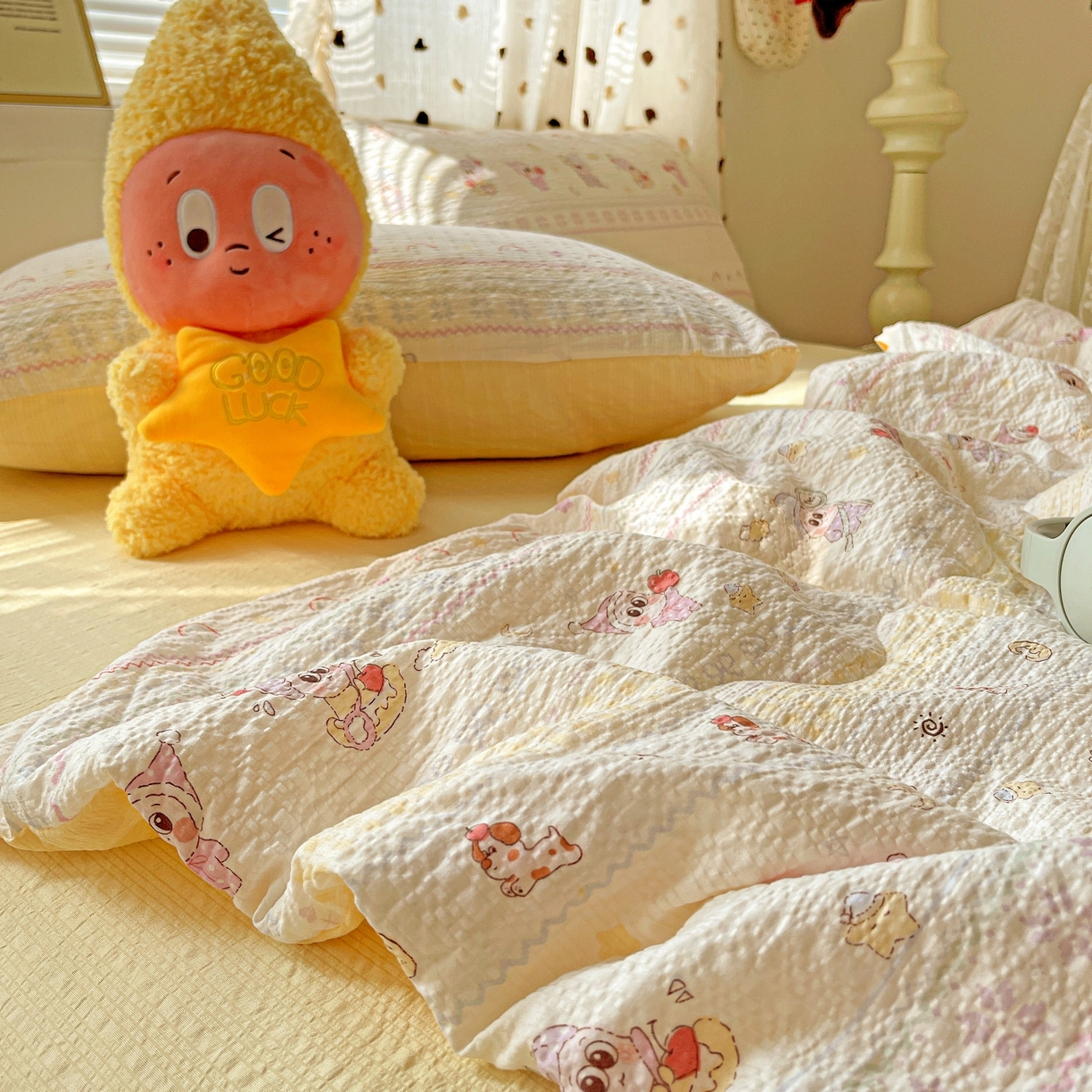 91家纺网 家纺一手货源 找家纺 一比一家纺 2026新款泡芙纱简款夏被四件套 星梦乐园