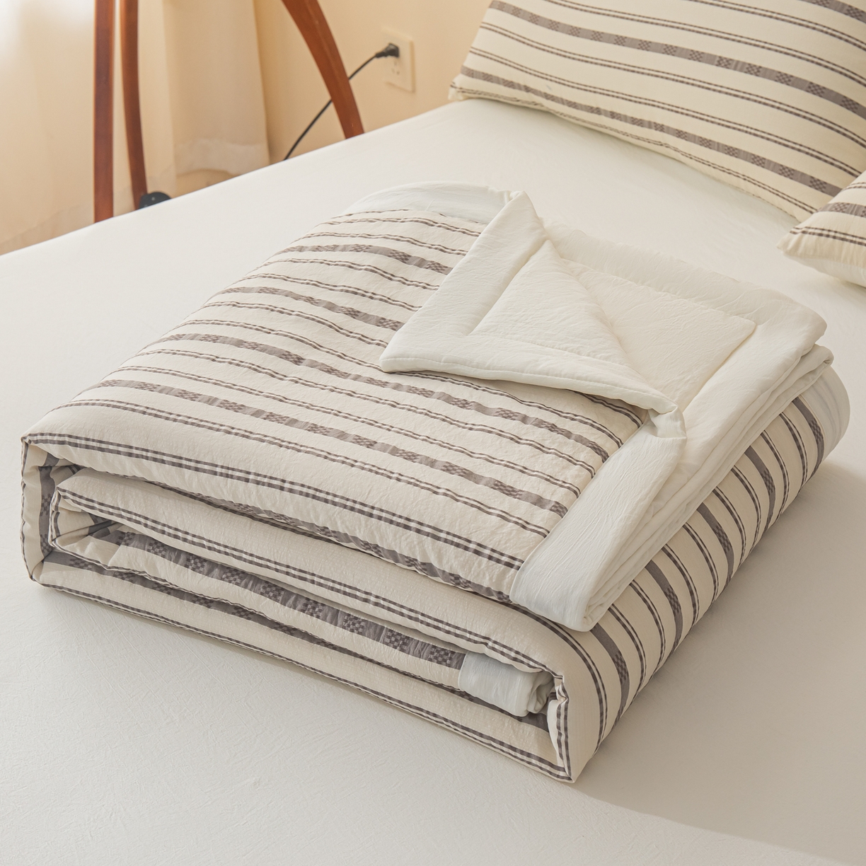 91家纺网 家纺一手货源 找家纺 江暮云家纺 2026新款色织提花新疆棉花夏被空调被 织韵-灰