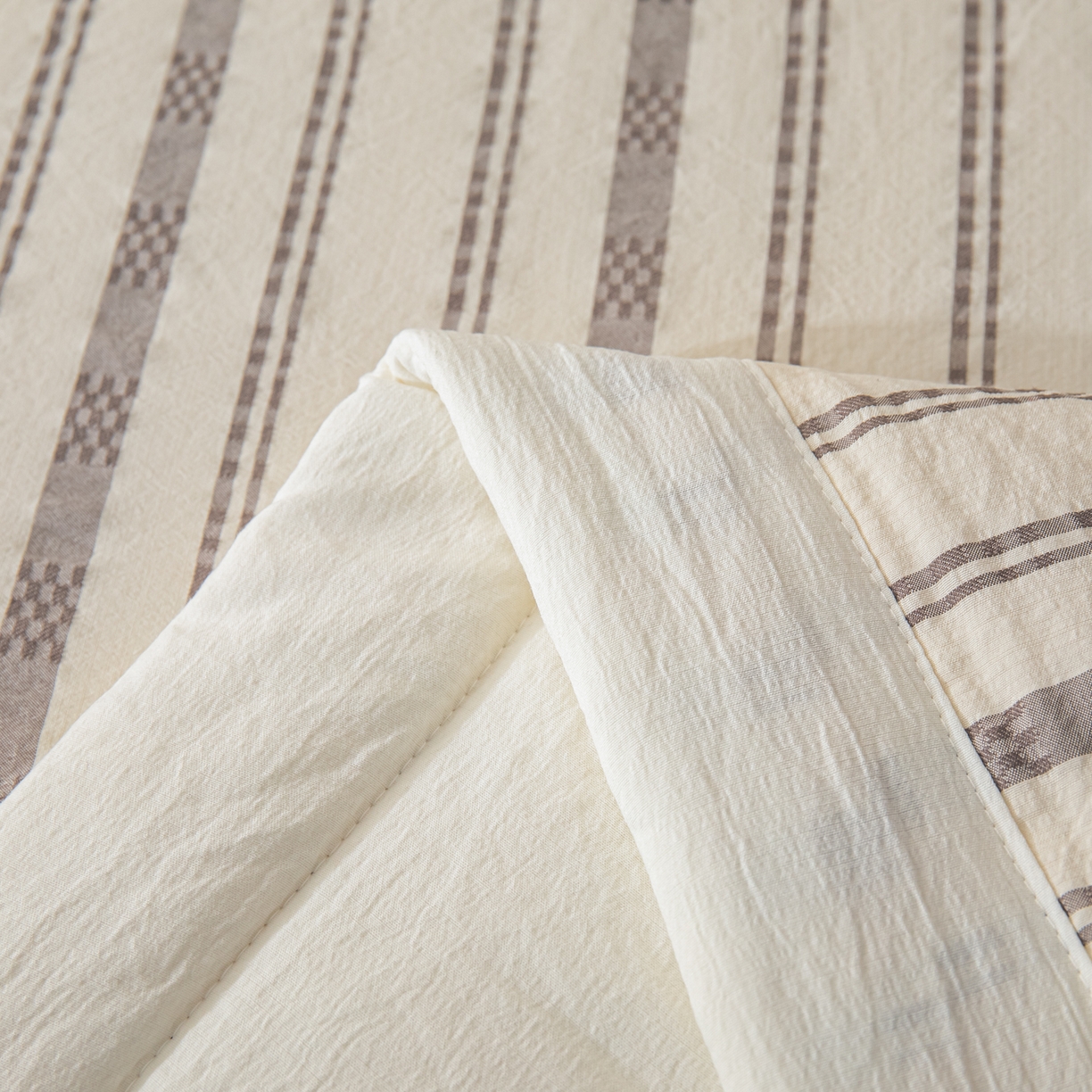 91家纺网 家纺一手货源 找家纺 江暮云家纺 2026新款色织提花新疆棉花夏被空调被 织韵-灰