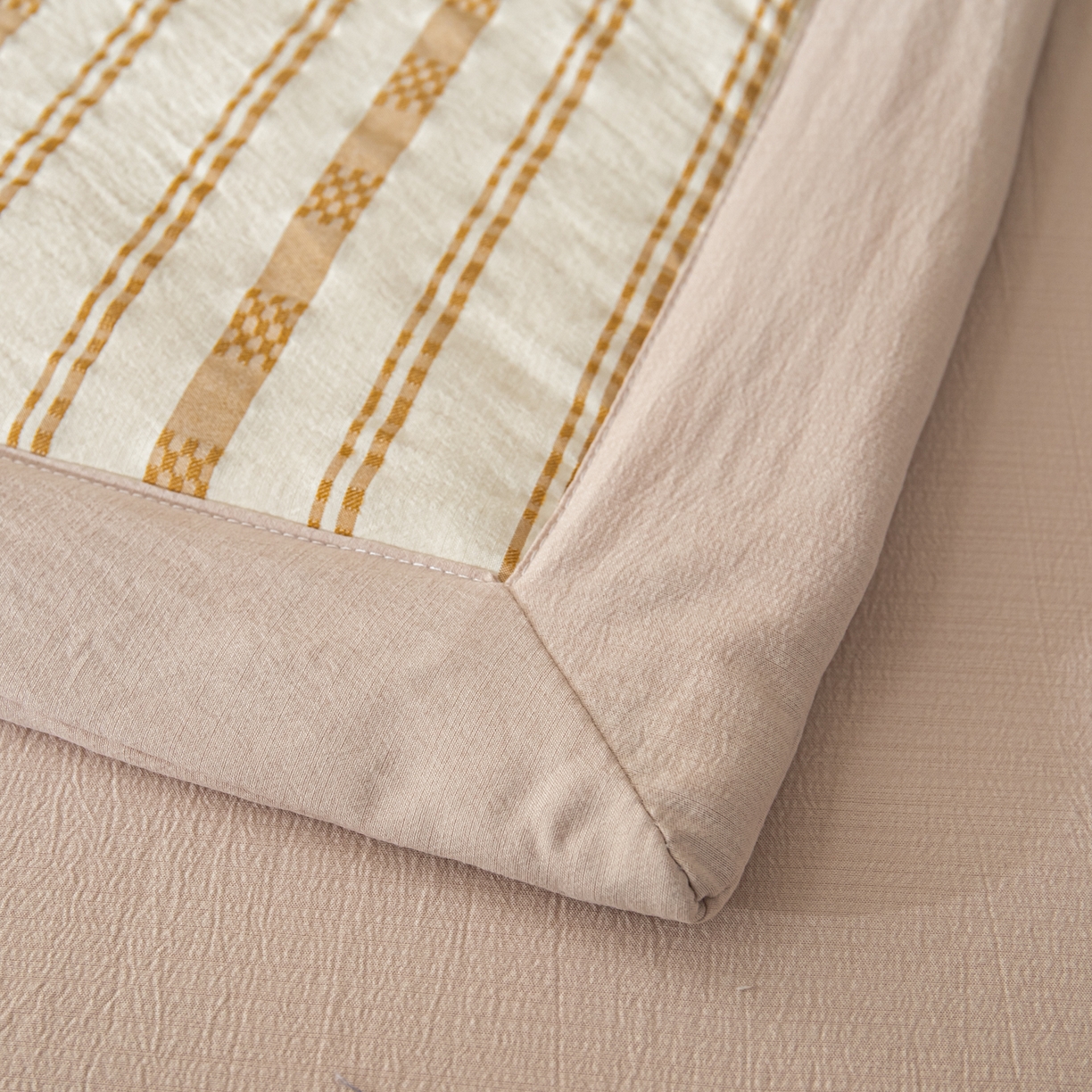 91家纺网 家纺一手货源 找家纺 江暮云家纺 2026新款色织提花新疆棉花夏被空调被 织韵-咖