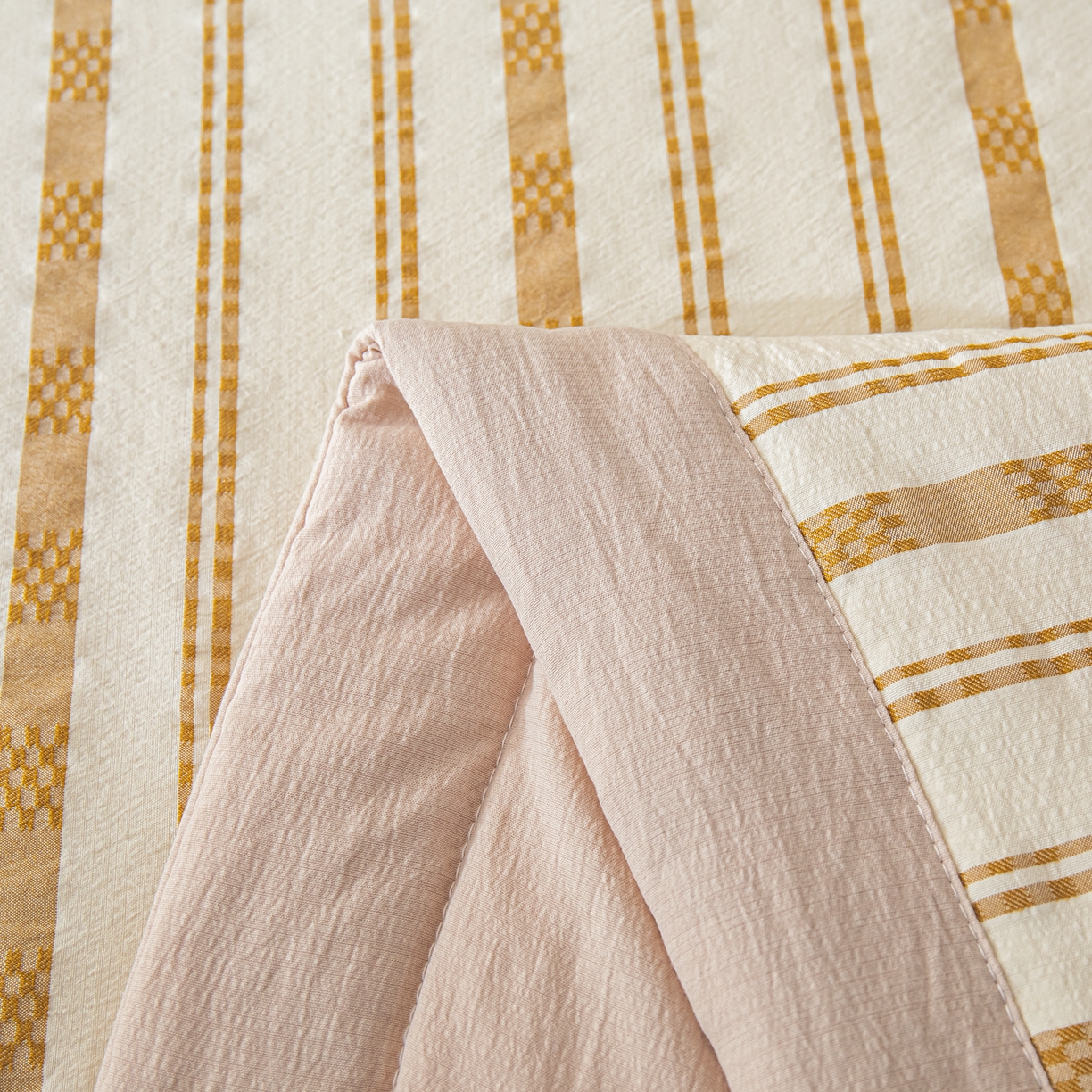 91家纺网 家纺一手货源 找家纺 江暮云家纺 2026新款色织提花新疆棉花夏被空调被 织韵-咖